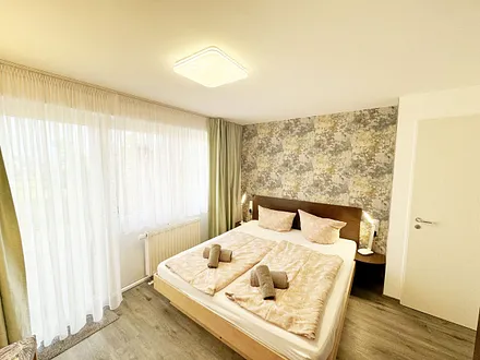 Wohn/Schlafbereich mit 43 Zoll Smart TV,Microanlage mit CD-Player,MP3,UKW-Funktion,USB und Bluetooth,Doppelbett mit Einzelmatratzen (1,80 m x 2,00 m),Nachttischablagen mit Leselampe