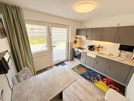 Küchenzeile mit 4 Zonencerankochfeld, Geschirrspüler, Backofen, Kühlschrank mit Gefrierfach,Toaster,Mikrowelle,Wasserkocher,Kaffeemaschine,Padmaschine (Dolce Gusto) sowie diverse kleine Küchenhelfer