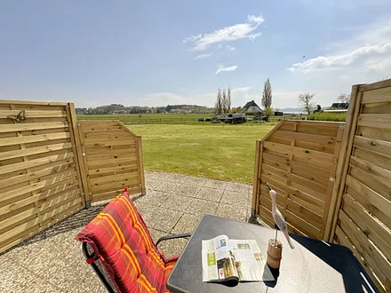 bestuhlte Terrasse (Süd/Ost) mit Sonnenschirm 