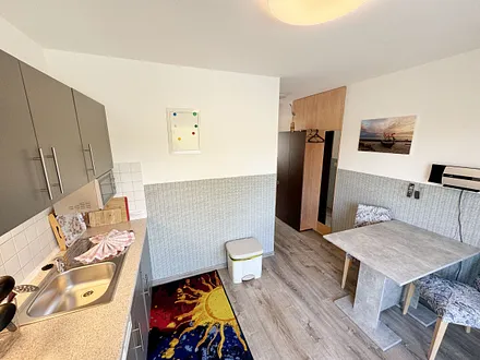 Küchenzeile mit 4 Zonencerankochfeld, Geschirrspüler, Backofen, Kühlschrank mit Gefrierfach,Toaster,Mikrowelle,Wasserkocher,Kaffeemaschine,Padmaschine (Dolce Gusto) sowie diverse kleine Küchenhelfer