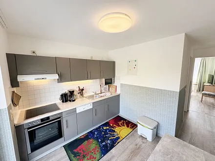 Küchenzeile mit 4 Zonencerankochfeld, Geschirrspüler, Backofen, Kühlschrank mit Gefrierfach,Toaster,Mikrowelle,Wasserkocher,Kaffeemaschine,Padmaschine (Dolce Gusto) sowie diverse kleine Küchenhelfer