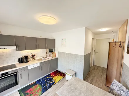 Küchenzeile mit 4 Zonencerankochfeld, Geschirrspüler, Backofen, Kühlschrank mit Gefrierfach,Toaster,Mikrowelle,Wasserkocher,Kaffeemaschine,Padmaschine (Dolce Gusto) sowie diverse kleine Küchenhelfer