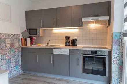 Küchenzeile mit 4 Zonencerankochfeld, Geschirrspüler, Backofen, Kühlschrank mit Gefrierfach, Toaster, Mikrowelle, Wasserkocher, Kaffeemaschine & Padmaschine (Dolce Gusto)