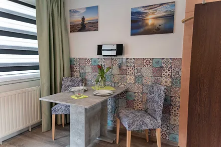 Esstisch mit Stühlen