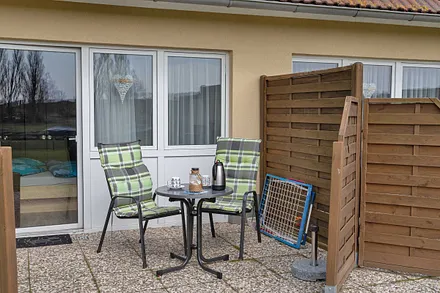 bestuhlte Terrasse (Süd/Ost) mit Sonnenschirm 