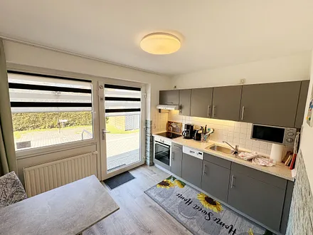 Küchenzeile mit 4 Zonencerankochfeld, Geschirrspüler, Backofen, Kühlschrank mit Gefrierfach, Toaster,Mikrowelle,Wasserkocher,Kaffeemaschine,Padmaschine (Dolce Gusto) sowie diverse kleine Küchenhelfer