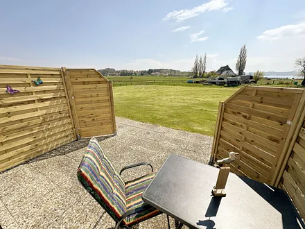 bestuhlte Terrasse (Süd/Ost) mit Sonnenschirm 