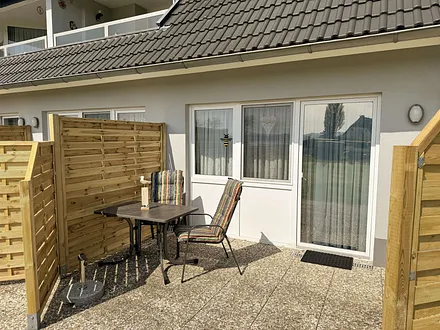 bestuhlte Terrasse (Süd/Ost) mit Sonnenschirm 