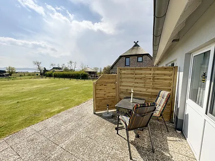 bestuhlte Terrasse (Süd/Ost) mit Sonnenschirm 