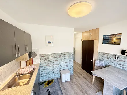 Küchenzeile mit 4 Zonencerankochfeld, Geschirrspüler, Backofen, Kühlschrank mit Gefrierfach, Toaster,Mikrowelle,Wasserkocher,Kaffeemaschine,Padmaschine (Dolce Gusto) sowie diverse kleine Küchenhelfer