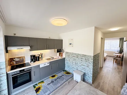 Küchenzeile mit 4 Zonencerankochfeld, Geschirrspüler, Backofen, Kühlschrank mit Gefrierfach, Toaster,Mikrowelle,Wasserkocher,Kaffeemaschine,Padmaschine (Dolce Gusto) sowie diverse kleine Küchenhelfer