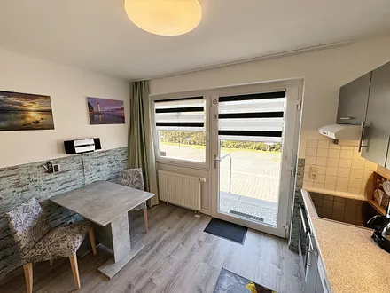 Küchenzeile mit 4 Zonencerankochfeld, Geschirrspüler, Backofen, Kühlschrank mit Gefrierfach, Toaster,Mikrowelle,Wasserkocher,Kaffeemaschine,Padmaschine (Dolce Gusto) sowie diverse kleine Küchenhelfer