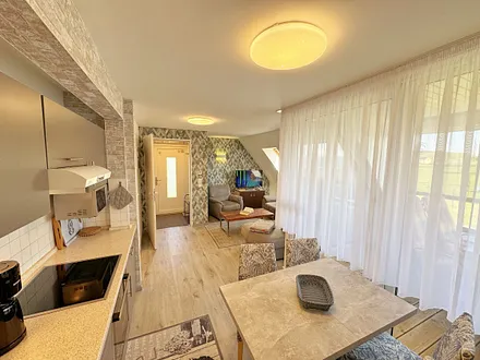 offener Wohnbereich mit Eckcouch, ein Sessel, Stehlampe, Sessel, Couchtisch, 48 Zoll Smart-TV, Hifi Microanlage mit CD-Player, MP3, UKW-Funktion, USB und Bluetooth mit NFC und ein DAB-Radio