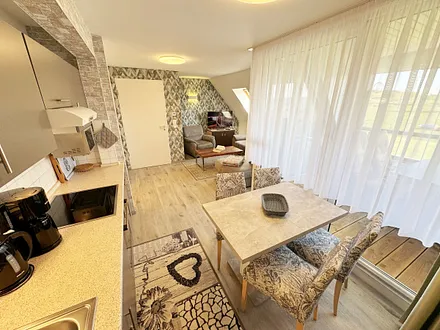 Küchenzeile mit 4 Zonencerankochfeld,Geschirrspüler,Backofen,Kühlschrank mit Gefrierfach, Mikrowelle,Toaster,Wasserkocher,Kaffeemaschine,Tassimo Kapselmaschine,kleinen Küchenhelfern sowie Essplatz