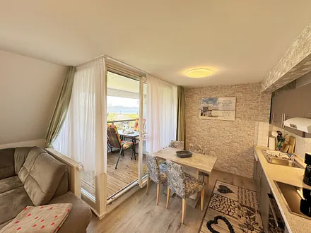 Küchenzeile mit 4 Zonencerankochfeld,Geschirrspüler,Backofen,Kühlschrank mit Gefrierfach, Mikrowelle,Toaster,Wasserkocher,Kaffeemaschine,Tassimo Kapselmaschine,kleinen Küchenhelfern sowie Essplatz