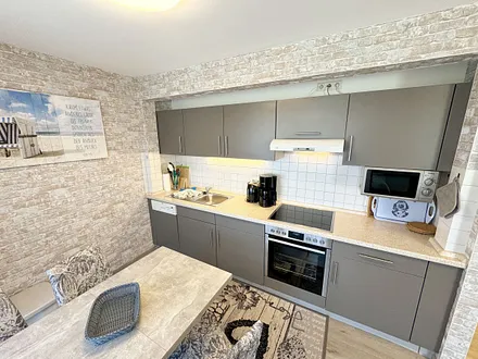 Küchenzeile mit 4 Zonencerankochfeld,Geschirrspüler,Backofen,Kühlschrank mit Gefrierfach, Mikrowelle,Toaster,Wasserkocher,Kaffeemaschine,Tassimo Kapselmaschine,kleinen Küchenhelfern sowie Essplatz