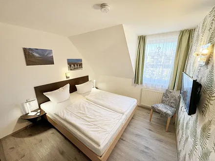 Schlafzimmer mit Doppelbett ( 2 x 0,90 m x 2,00 m ), Nachttischablagen mit Leselampen, Kleiderschrank mit Safe und Verdunklungsgardinen sowie Insektenschutzgitter