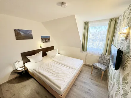 großzügiges 1. Schlafzimmer