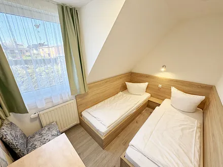 Schlafzimmer zwei Einzelbetten ( je 0,80 m x 2,00 m), Leselampe und Sideboard