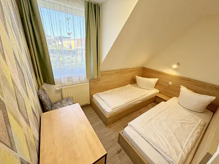 Schlafzimmer zwei Einzelbetten ( je 0,80 m x 2,00 m), Leselampe und Sideboard