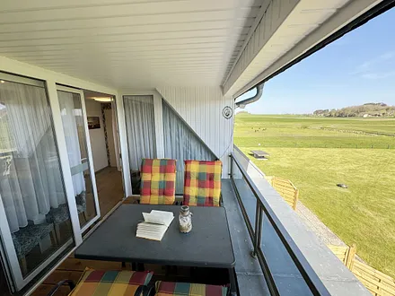 überdachter und bestuhlter Balkon (Süd/Ost)