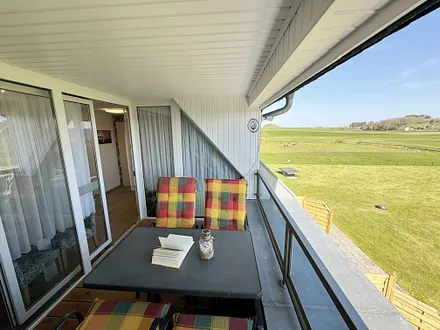 Balkon mit Blick auf die Wiese