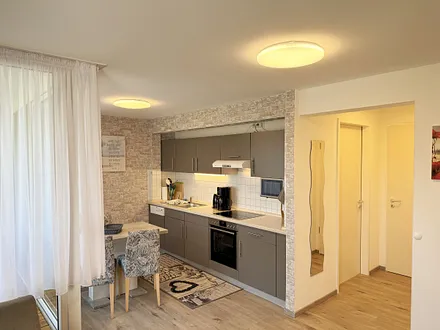 Küchenzeile mit 4 Zonencerankochfeld,Geschirrspüler,Backofen,Kühlschrank mit Gefrierfach, Mikrowelle,Toaster,Wasserkocher,Kaffeemaschine,Tassimo Kapselmaschine,kleinen Küchenhelfern sowie Essplatz