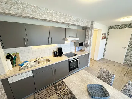 Küchenzeile mit 4 Zonencerankochfeld,Geschirrspüler,Backofen,Kühlschrank mit Gefrierfach, Mikrowelle,Toaster,Wasserkocher,Kaffeemaschine,Tassimo Kapselmaschine,kleinen Küchenhelfern sowie Essplatz