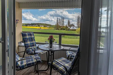 überdachter und bestuhlter Balkon (Süd/Ost)