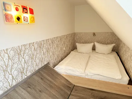 Schlafzimmer mit Doppelbett ( 2 x 0,90 m x 2,00 m), Leselampe, 17 Zoll LED-TV, Verdunklungsgardinen sowie Insektenschutzgitter