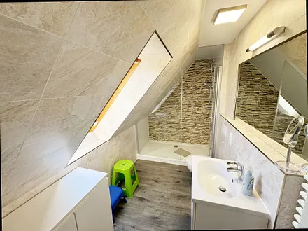 Badezimmer mit flachem Duscheinstieg