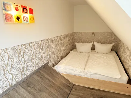 1. Schlafzimmer mit flachem Doppelbett