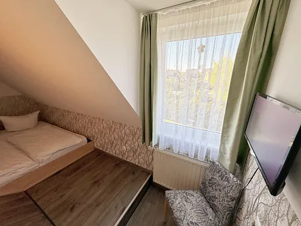 Schlafzimmer mit Doppelbett ( 2 x 0,90 m x 2,00 m), Leselampe, 17 Zoll LED-TV, Verdunklungsgardinen sowie Insektenschutzgitter