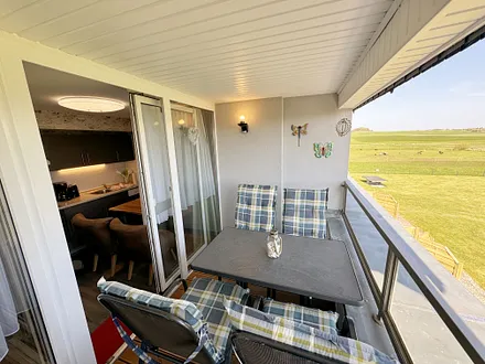 Balkon mit Blick auf die Wiese