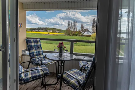 bestuhlter Balkon in ruhiger Lage