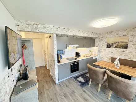 Küchenzeile mit 4 Zonencerankochfeld,Geschirrspüler,Backofen,Kühlschrank mit Gefrierfach,Mikrowelle,Toaster,Wasserkocher,Kaffeemaschine,Dolce Gusto Kapselmaschine,kleinen Küchenhelfern sowie Essplatz 