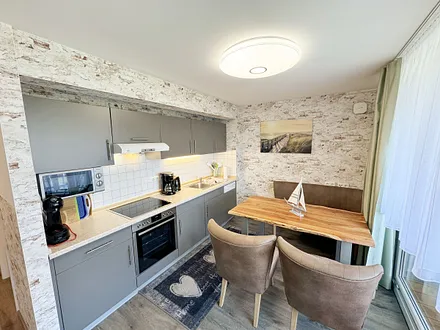 Küchenzeile mit 4 Zonencerankochfeld,Geschirrspüler,Backofen,Kühlschrank mit Gefrierfach,Mikrowelle,Toaster,Wasserkocher,Kaffeemaschine,Dolce Gusto Kapselmaschine,kleinen Küchenhelfern sowie Essplatz 