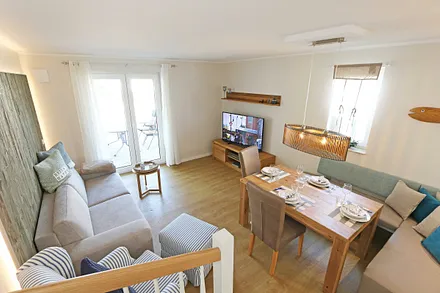 Wohnbereich mit Esstisch und Couch