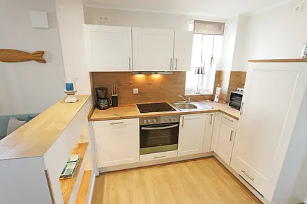 moderne Küchenzeile mit Ceranfeld