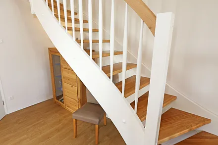 Treppe zu dem Obergeschoss