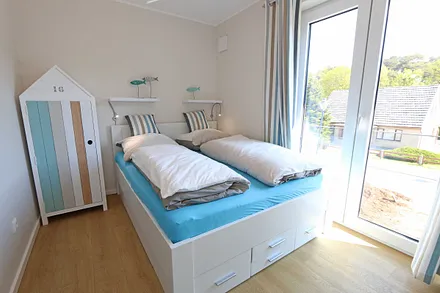 1. Schlafzimmer mit Doppelbett und kleinem Schrank