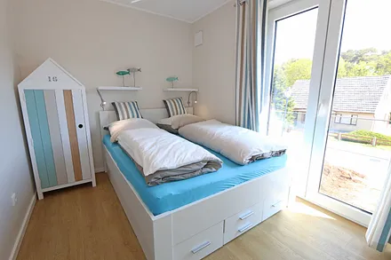 1. Schlafzimmer mit Doppelbett und kleinem Schrank