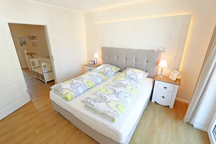 2. Schlafzimmer mit Doppelbett und Kleiderschrank