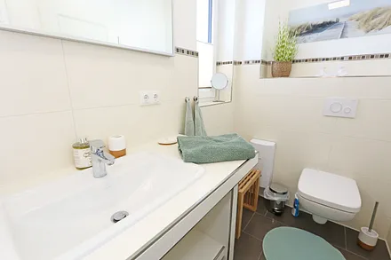 modernes Badezimmer mit Waschbecken und WC