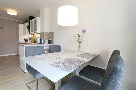 angrenzender Essbereich mit großem Esstisch und Stühlen