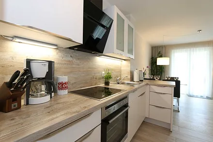 Küchenzeile mit Geschirrspüler, Kühlschrank mit Eisfach, 4 Zonen Ceranfeld mit Backofen, Kaffeemaschine Mokkamaster KBG Select, Toaster, Wasserkocher und diverse Küchenutensilien