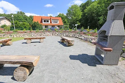 Grillplatz direkt am Haus mit Sitzgelegenheiten