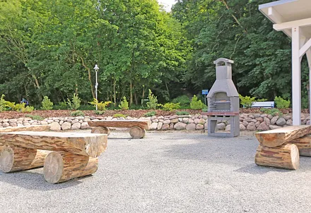 Grillplatz direkt am Haus mit Sitzgelegenheiten
