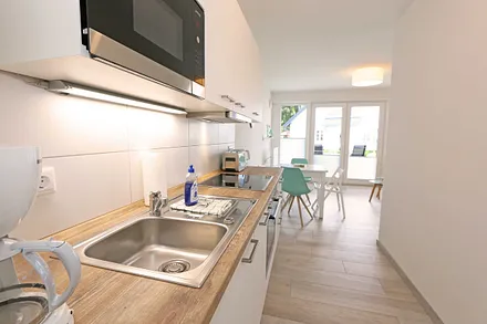 Küchenzeile mit Kühlschrank und Gefrierfach, Geschirrspüler, 4 Zonen Ceranfeld mit Backofen, Mikrowelle, Kaffeemaschine, Wasserkocher, Toaster, Mixer sowie diversen Küchenutensilien