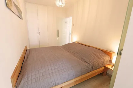 Schlafzimmer mit Doppelbett (1,60 m x 2,00 m), zwei 7-Zonen-Kaltschaummatratzen, Nachttischablagen und Einbauschrank